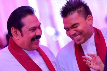 “මාත් හිටියා! නාමලුත් ඇතුළෙ හිටියා! මේක පොහොට්ටුව ඉදිරියට යෑමක්” නාමල් බලන්න ගිය මහින්ද කියන දේ!